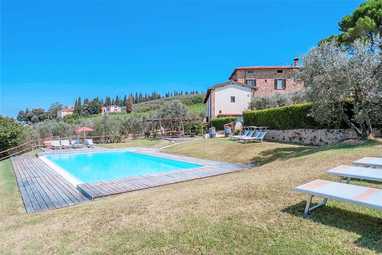 Apartment with yard & pool in Poggibonsi