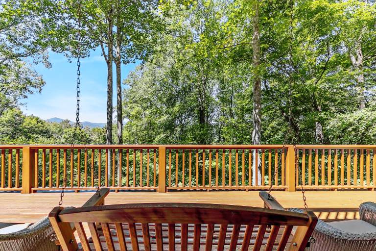 Family-friendly cabin with grill & hot tub | Mountain view | Pets allowed — photo 3