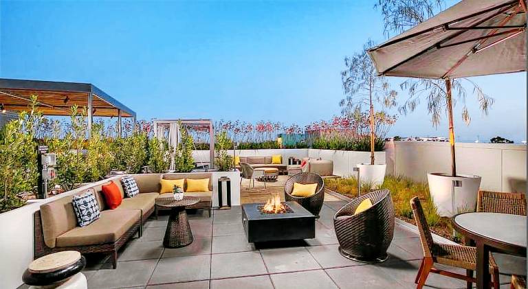 Apartment with pool — photo 4
