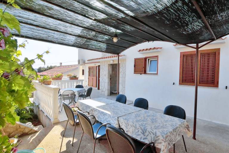 Apartment with yard, terrace & barbeque — photo 4