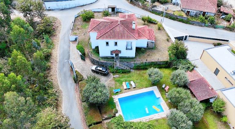 Vacation home with terrace, private pool & BBQ in Vila Nova de Gaia