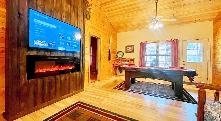 Big vacation home with hot tub | Pets allowed in Sevierville, TN
