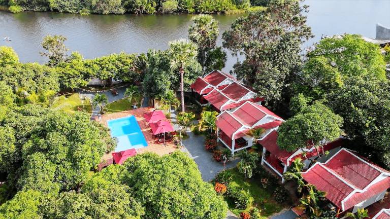 Lodge with barbecue, pool & patio in Kampot