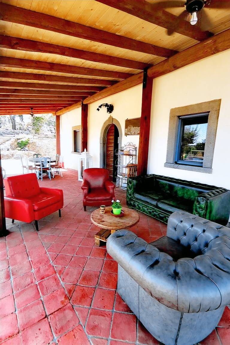 Vacation home with BBQ, yard & private pool — photo 4
