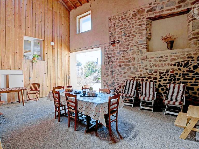 Cottage with barbeque & garden — photo 3
