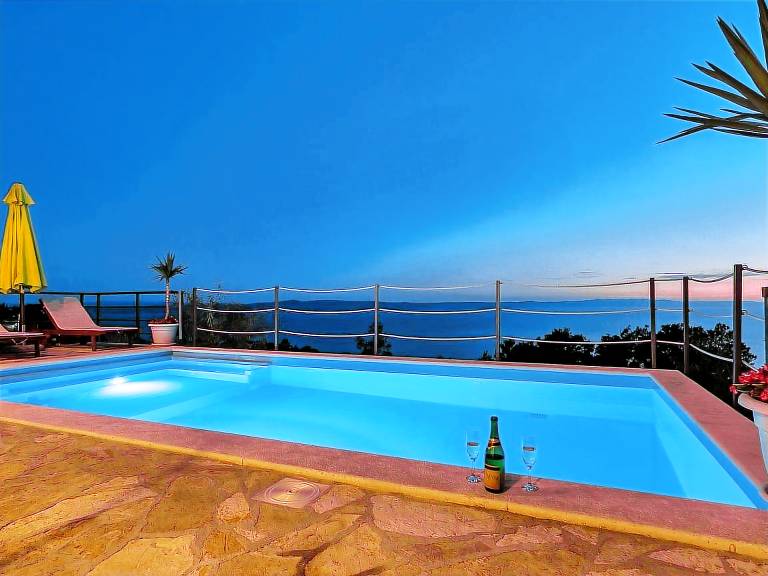 Renoviertes Ferienhaus in Tučepi mit Privatem Pool — photo 2