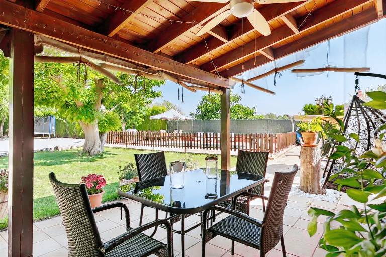 Vacation home with terrace, private pool & garden | Garden view — photo 5