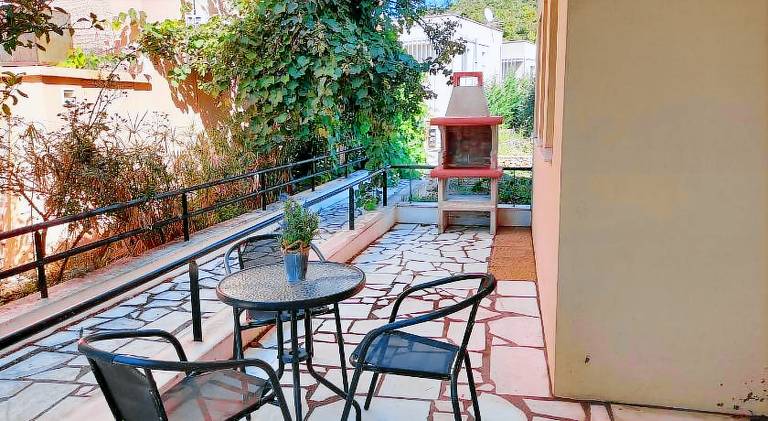 Vacation home with patio, garden & grill — photo 2