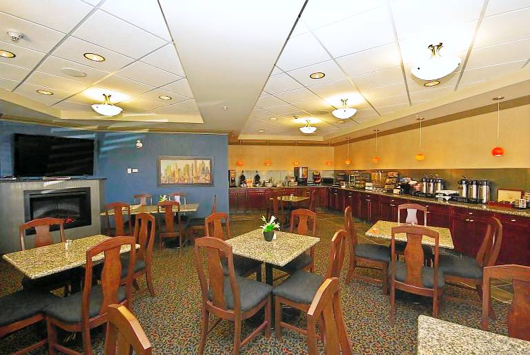 REDWOOD INN AND SUITES in Clairmont, AB