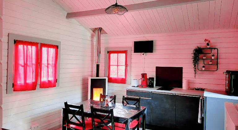 Chalet with terrace, barbecue & garden — photo 4
