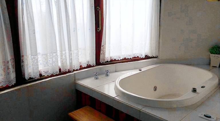 Chalet with yard, jacuzzi & terrace | Pet-friendly — photo 2