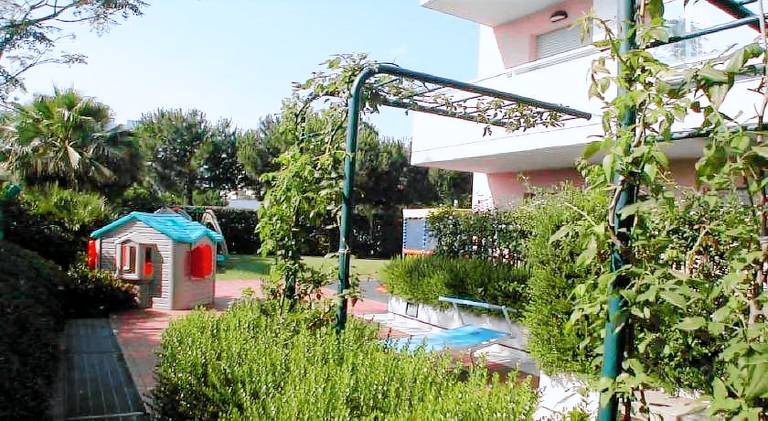 Holiday apartment with terrace & garden — photo 5