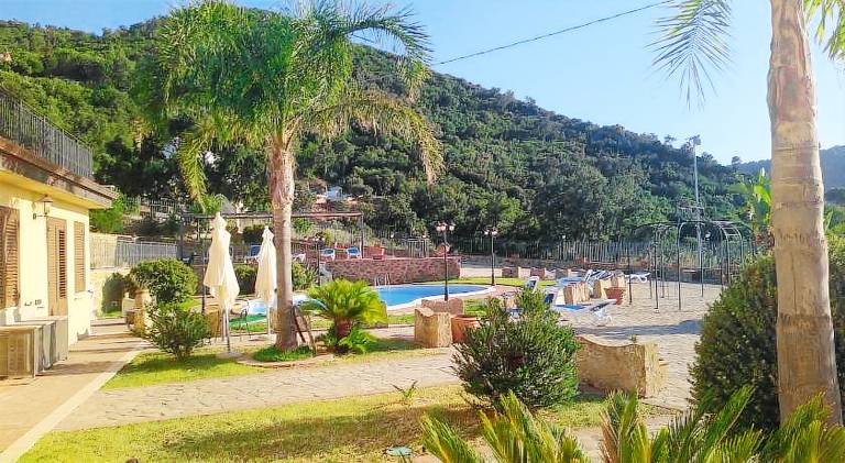 Serviced apartment with yard, private pool & patio — photo 3