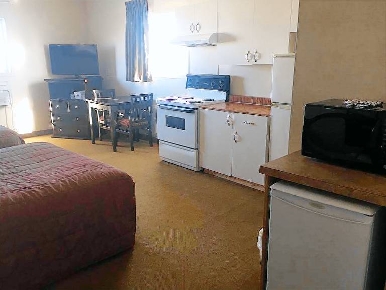Econo Lodge Inn and Suites — photo 2