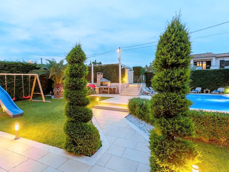 Nice vacation home with yard, private pool & jacuzzi | Nature view | Pets allowed — photo 2