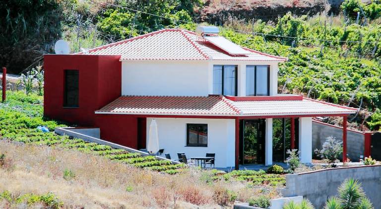 Fully equipped house with yard, terrace & grill | Pets are welcome in Calheta