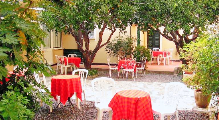 Serviced apartment with yard & patio in Finale Ligure