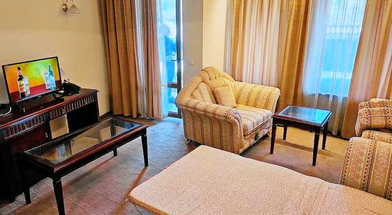 Rental apartment with patio & yard — photo 2