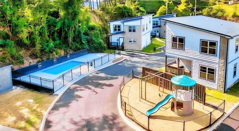 Dotin' on Dolly - Charming 4BR Cabin Hot Tub, Pool, Foosball & Arcade in Pigeon Forge, TN