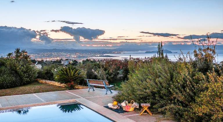 Villa with yard, barbecue & private pool in Chania