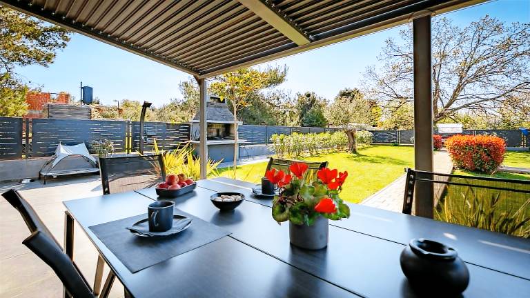 Villa with jacuzzi, patio & garden — photo 5