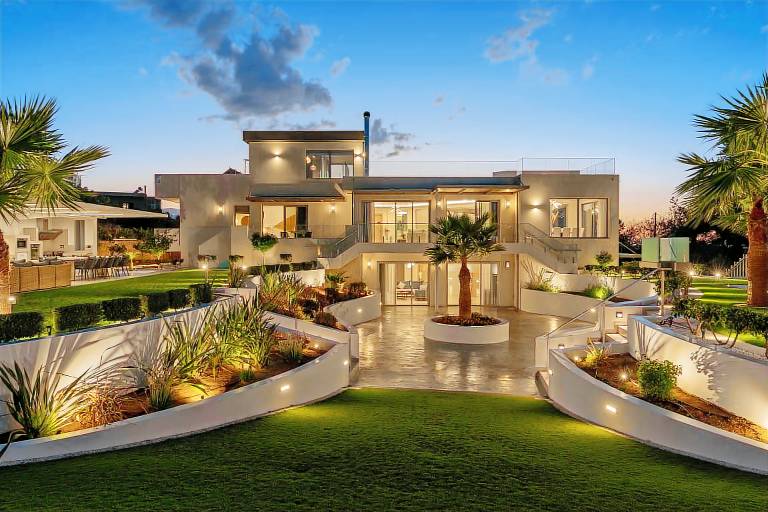Villa with hot tub, garden & private pool — photo 3