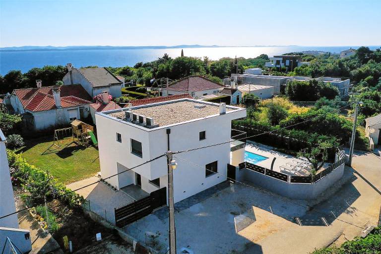 Villa with pool, terrace & yard — photo 3