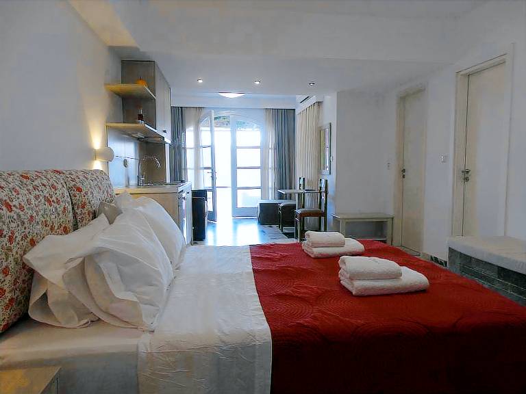 Serviced apartment with yard & patio — photo 2