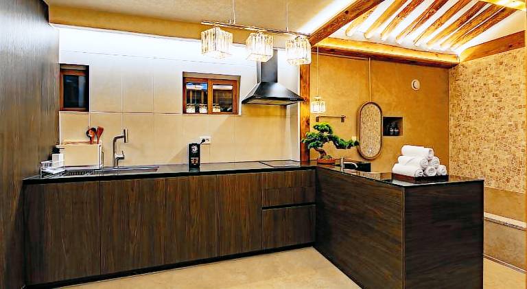 House with hot tub — photo 4