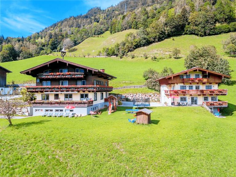 Wohnung mit Pool und viel Platz um das Haus