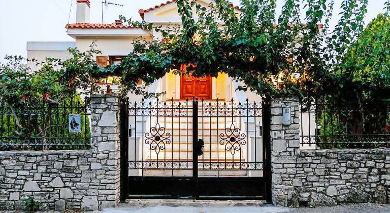 Vacation home with terrace & garden in Samos