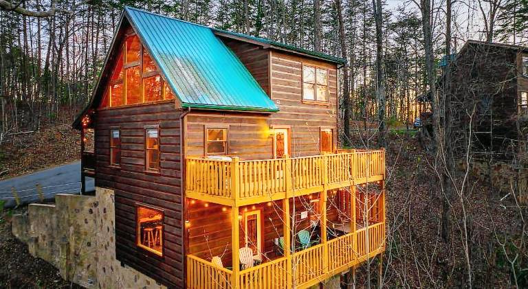 House with hot tub in Pigeon Forge, TN