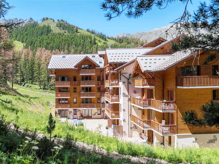 Family-oriented apartment with heated pool | Mountain view | Close to the ski | Pets are welcome — photo 2