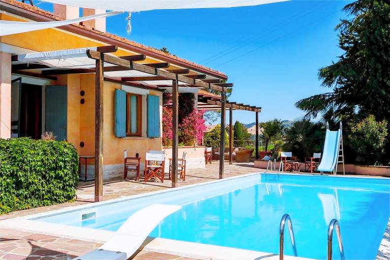 Children-friendly lovely villa with yard, private pool & terrace | Pets allowed in Urbino