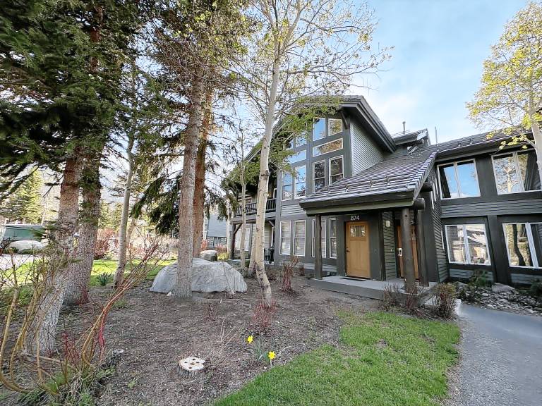 Family-oriented charming condo with pool, BBQ & hot tub | Golf view | Dogs allowed in Mammoth Lakes, CA