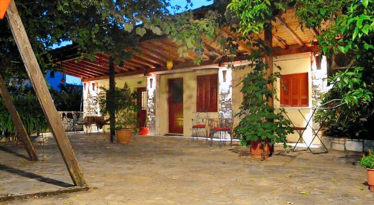 Rental apartment with barbecue & yard | Close to the beach | Pets are welcome in South Pelion