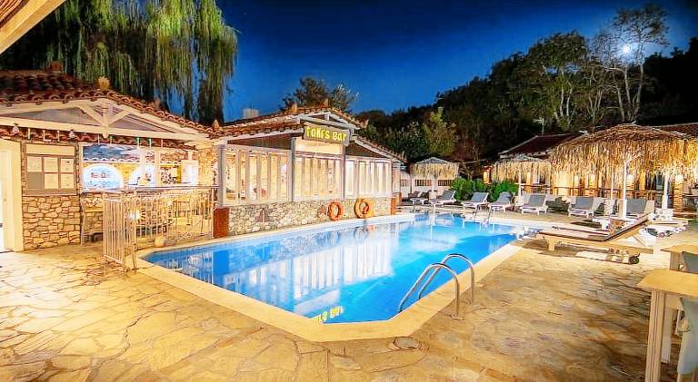 Holiday apartment with pool, patio & yard — photo 3