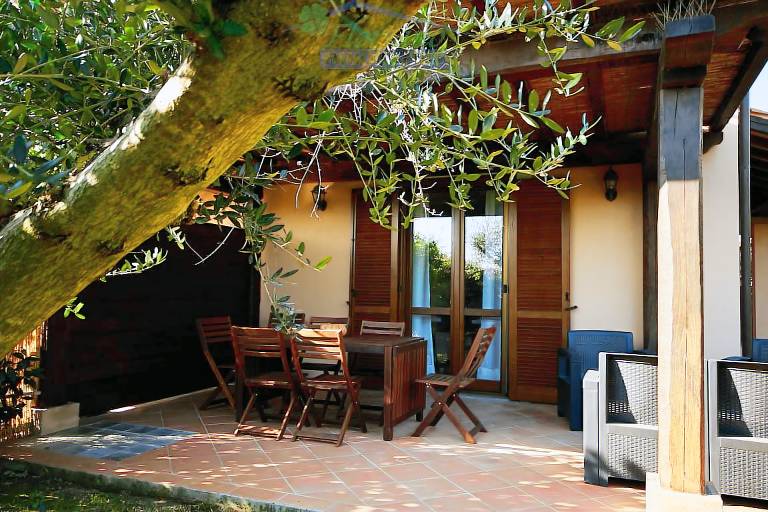 Villa with garden — photo 2