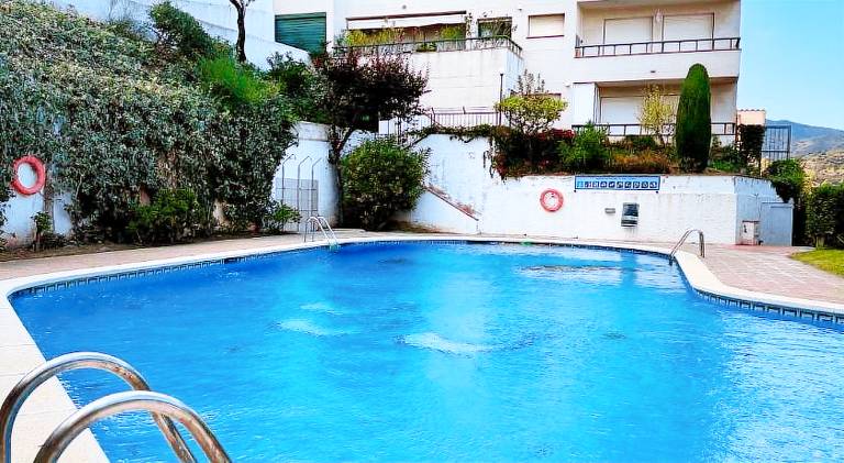 Holiday apartment with private pool, terrace & yard in Llanca