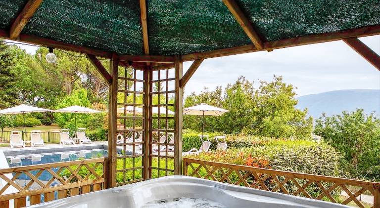 Vacation home with terrace, garden & jacuzzi — photo 2