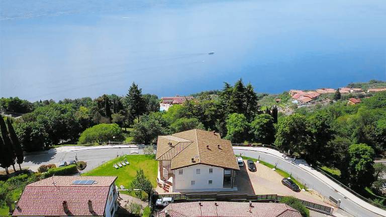 Holiday apartment with heated pool & garden in Tignale