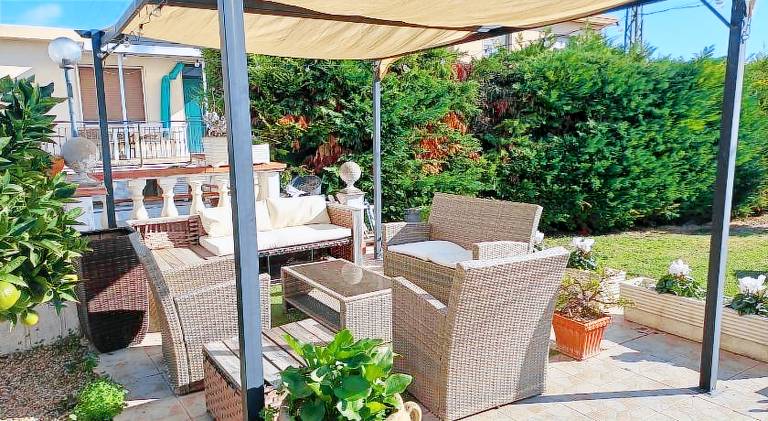Holiday apartment with yard — photo 3
