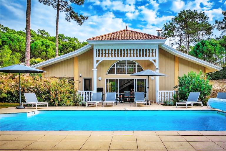Fully equipped beautiful villa with patio, BBQ & private pool | Dogs allowed in Lacanau
