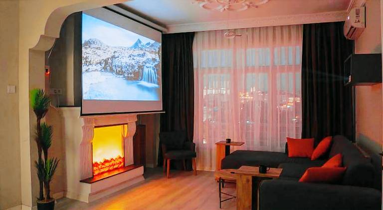 4 BR Flat with Terrace and Hot Tub in Historic Istanbul in Marmara