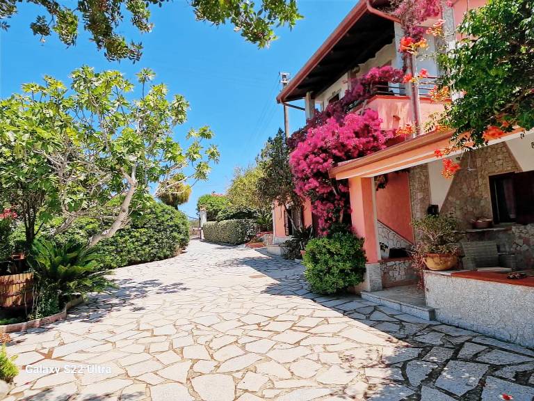 Villa with BBQ, garden & patio | Pool view — photo 3