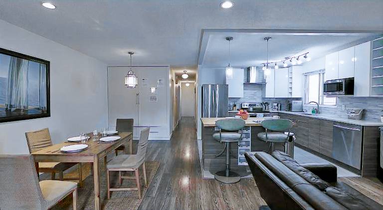 Apartment with 5 rooms for 14 persons in Calgary, AB