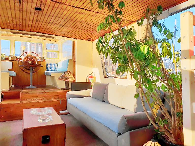 Beagle Houseboat in Amsterdam