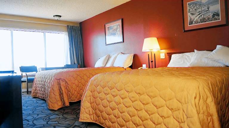 Holiday Lodge & Suites — photo 2