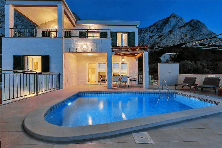 Children-friendly pleasant villa with patio, pool & barbecue | Mountain view | Dogs allowed — photo 2