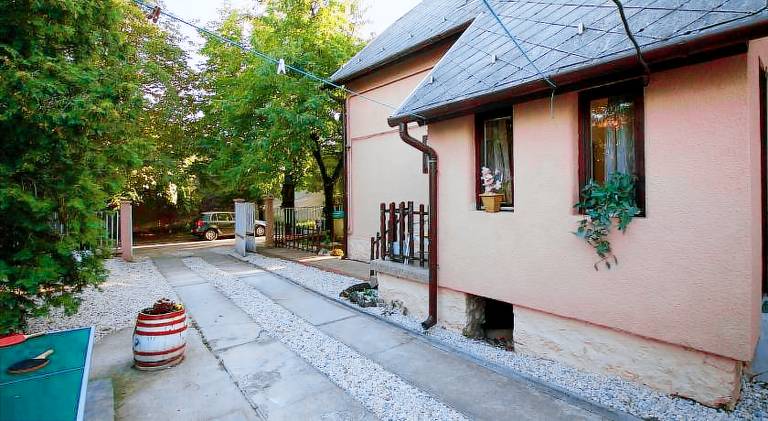 Family-oriented charming rental apartment with yard, BBQ & patio | Suitable for remote work | Pet-friendly — photo 3